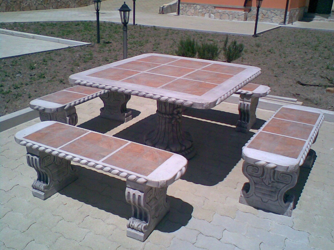 ART. TA-01+PA-01 tavolo quadrato eff. pietra con 4 panche rette