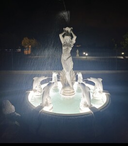 fontana delfini illuminata